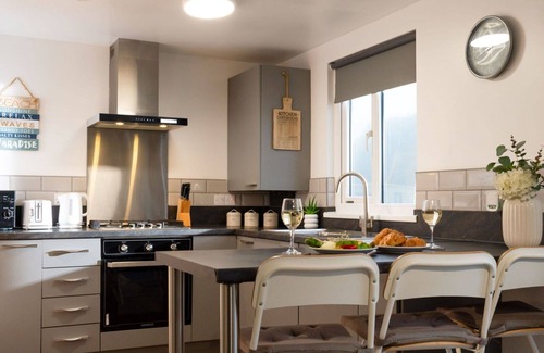 Helford Passage House | Beautiful private villa for 4 guests with hot tub, WIFI, TV, pets allowed and panoramic view