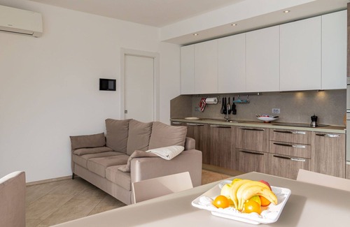 Trezzone House | Beautiful private villa for 4 guests with WIFI, A/C, TV and terrace