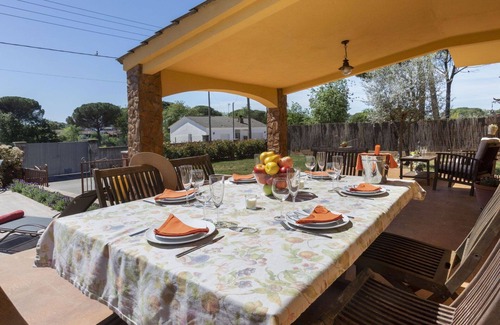 Sils House | Beautiful private villa for 6 guests with WIFI, private pool, TV, balcony, pets allowed and park.