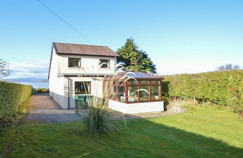 Connel House | Beautiful private villa for 6 guests with WIFI, TV, pets allowed and parking