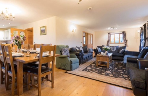 Brecon House | Beautiful private villa for 10 guests with WIFI, TV, patio and parking