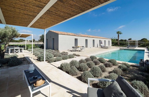 Ragusa Villa | Beautiful private villa for 6 guests with WIFI, A/C, private pool, TV, patio and panoramic view