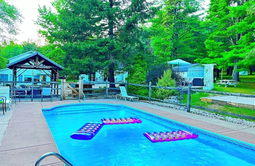 Scotrun House | Beautiful property with hot spa and private swimming pool. Has king bed & more.