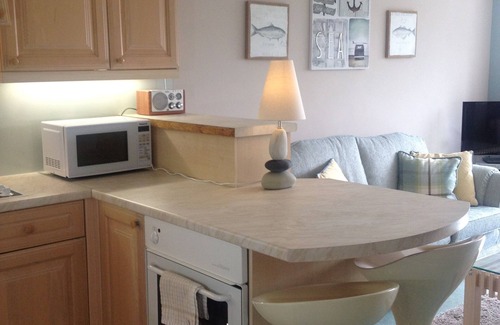 Milford on Sea Apartment | Beautiful refurbished south facing apartment with a stroll across to the beach.