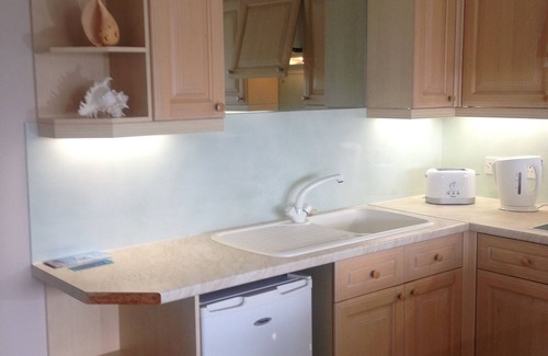 Milford on Sea Apartment | Beautiful refurbished south facing apartment with a stroll across to the beach.