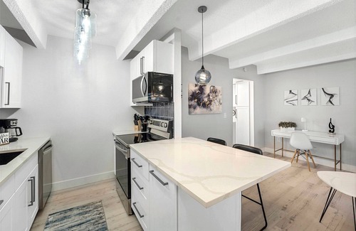 Englewood Condo | Beautiful remodeled 1-bedroom condo in Littleton/Englewood with Pool