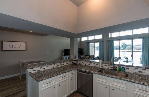April Sound Condo | Beautiful Remodeled Luxury Waterfront Property- 3BR/2.5 bath-Sleeps 11!