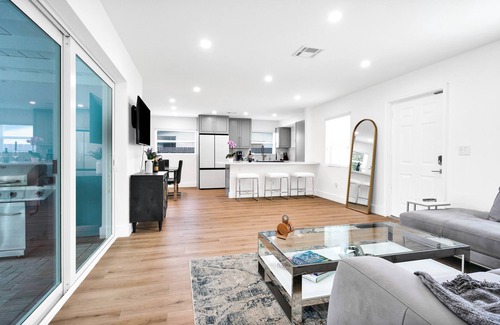 Deerfield Beach House | Beautiful Renovated in 2023 3bed/2bath home 1 Mile from the beach.