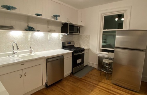 Jersey City Apartment | Beautiful Renovated Apartment 15 minutes from NYC!