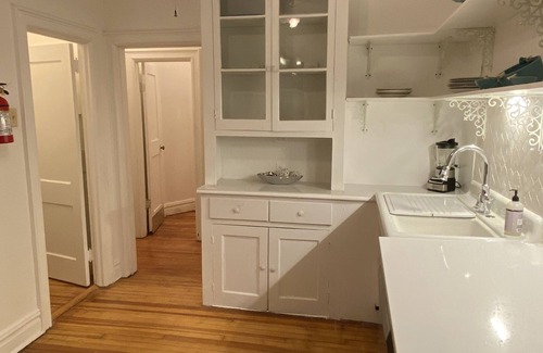 Jersey City Apartment | Beautiful Renovated Apartment 15 minutes from NYC!