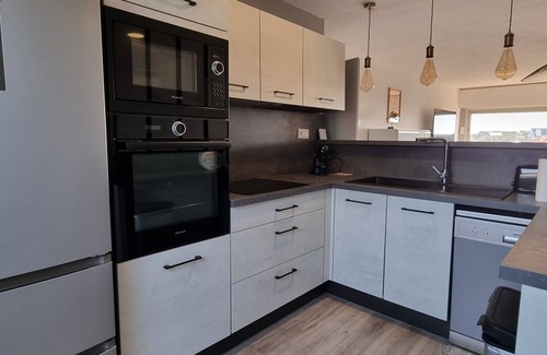 Concarneau Apartment | Beautiful renovated apartment with side sea view on the Corniche in Concarneau