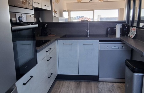 Concarneau Apartment | Beautiful renovated apartment with side sea view on the Corniche in Concarneau