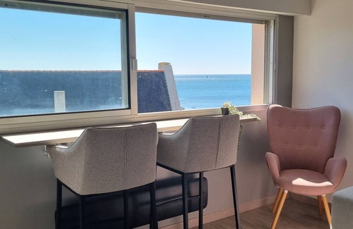 Concarneau Apartment | Beautiful renovated apartment with side sea view on the Corniche in Concarneau