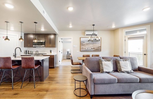 Park City Condo | Beautiful resort condo with pool, hot tub, gym & and shuttle service