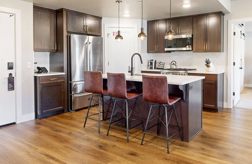 Park City Condo | Beautiful resort condo with pool, hot tub, gym & and shuttle service