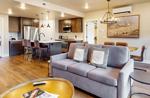 Park City Condo | Beautiful resort condo with pool, hot tub, gym & and shuttle service