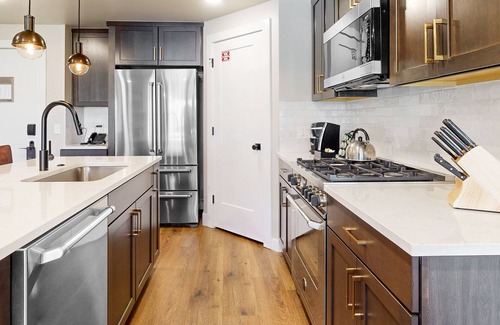 Park City Condo | Beautiful resort condo with pool, hot tub, gym & and shuttle service