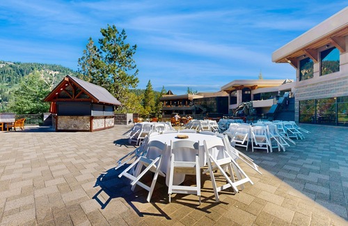 Olympic Valley Apartment | Beautiful resort condo with pool, hot-tub, ski-in/ski-out, WiFi