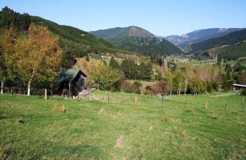Woodstock Cottage | Beautiful river and mountain view farm cottage