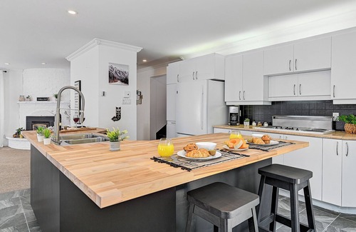 Saint Come Ski Chalet | Beautiful riverside cottage and spa!