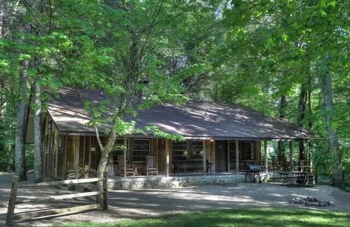 Pittman Center Cabin | Beautiful riverside cabin, sleeps 18!