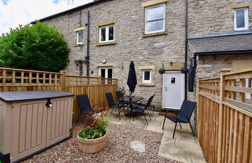 Hope Valley House | Beautiful riverside village cottage in the heart of the Peak District