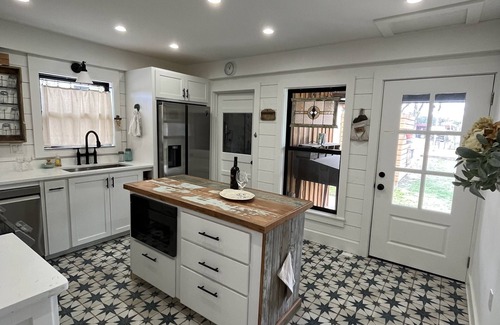 Kerrville House | Beautiful Rock House with Cozy Cottage