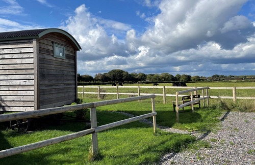 Hayling Island Cottage | Beautiful romantic getaway overlooking fields on the beautiful south coast.