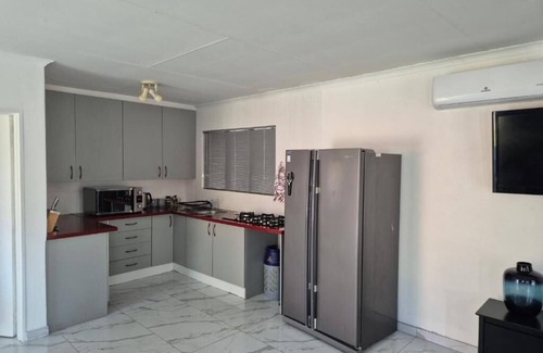 Greater Johannesburg Metropolitan Area Cottage | Beautiful rose garden cottage with pool n braai. Pet Friendly!