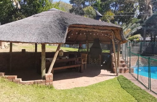 Greater Johannesburg Metropolitan Area Cottage | Beautiful rose garden cottage with pool n braai. Pet Friendly!