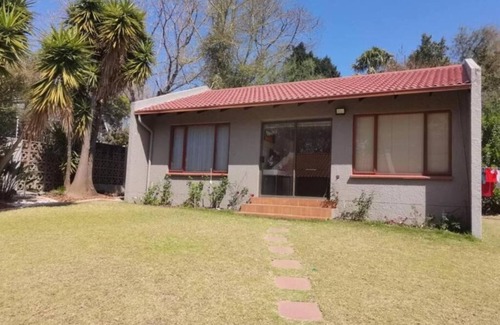 Greater Johannesburg Metropolitan Area Cottage | Beautiful rose garden cottage with pool n braai. Pet Friendly!