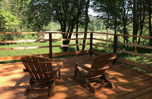 Grants Pass House | Beautiful Rustic Cabin and Bunkhouse on the Rogue River