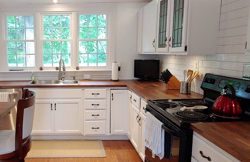 Saratoga Springs House | Beautiful Saratoga Springs farmhouse on 2 acres near Broadway and Spac