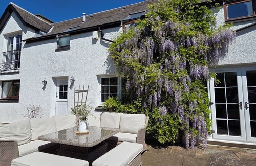 Linlithgow Cottage | Beautiful Scottish country garden cottage near Edinburgh with countryside views