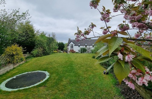 Linlithgow Cottage | Beautiful Scottish country garden cottage near Edinburgh with countryside views