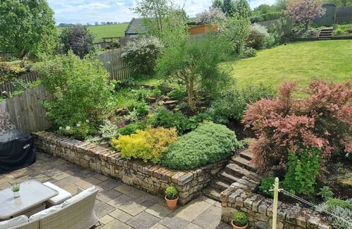 Linlithgow Cottage | Beautiful Scottish country garden cottage near Edinburgh with countryside views