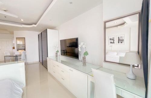 Jomtien Apartment | Beautiful sea view beach front condo