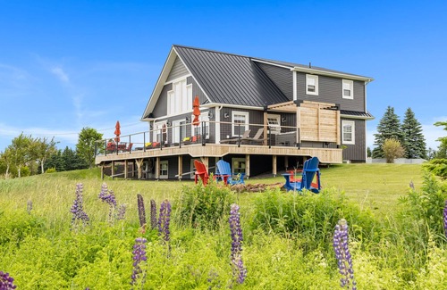 Bayview House | Beautiful seaside retreat close to Cavendish includes hot tub and pool table.