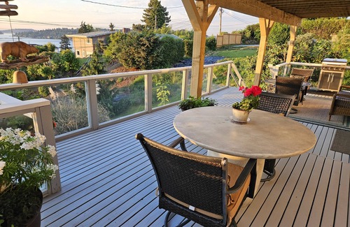 Bryn Mawr-Skyway Apartment | Beautiful Seattle View Studio: