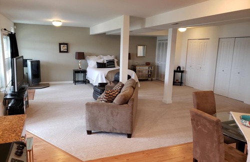 Bryn Mawr-Skyway Apartment | Beautiful Seattle View Studio: