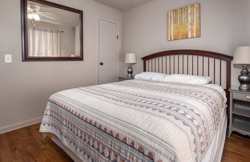 Davis House | Beautiful Secluded Log Home with hot tub for up to 10 guests