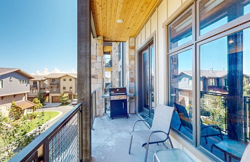 Park City House | Beautiful second-floor condo with pool, hot tub, mtn views, and full kitchen