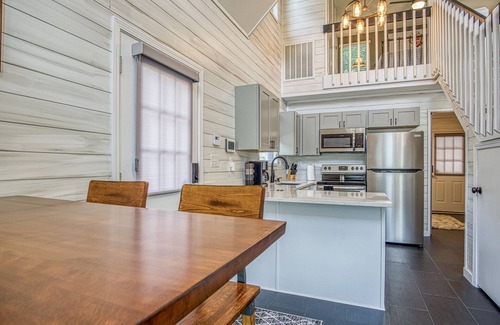 Hot Springs Cabin | Beautiful Shabby-Chic Cabin Downtown Hot Springs