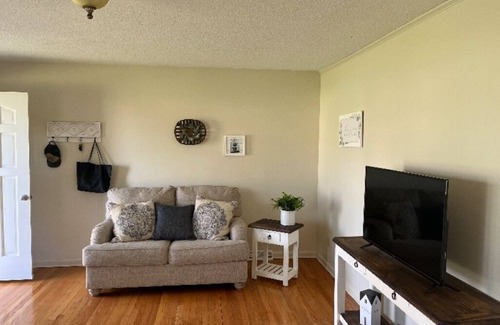 Jasper House | Beautiful Single Family 3 bedroom Home