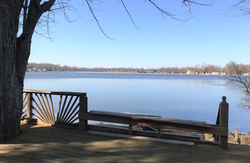 Brimfield Cottage | Beautiful Skinner Cottage overlooking the lake