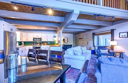 Pioneer Trail Ski Chalet | Beautiful South Lake Tahoe Meadow View Chalet. Dog Friendly. ACnn