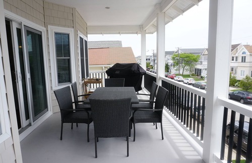 South End Condo | Beautiful South end property-4BR/2nd floor - 1.5 blocks to beach!