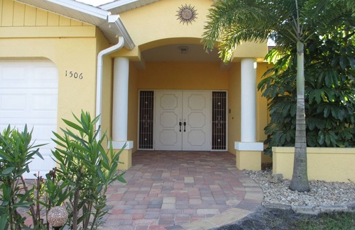 Cape Coral Villa | Beautiful south-facing pool villa on the saltwater canal in Cape Coral