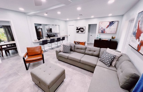 Lake Ridge House | Beautiful, Spacious & Affordable Home in FLL
