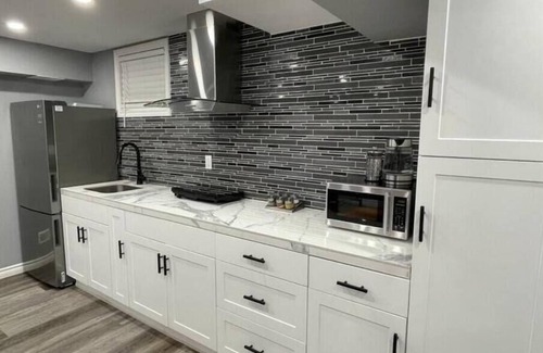 Whitby Apartment | Beautiful & Spacious 1 Bedroom Apartment